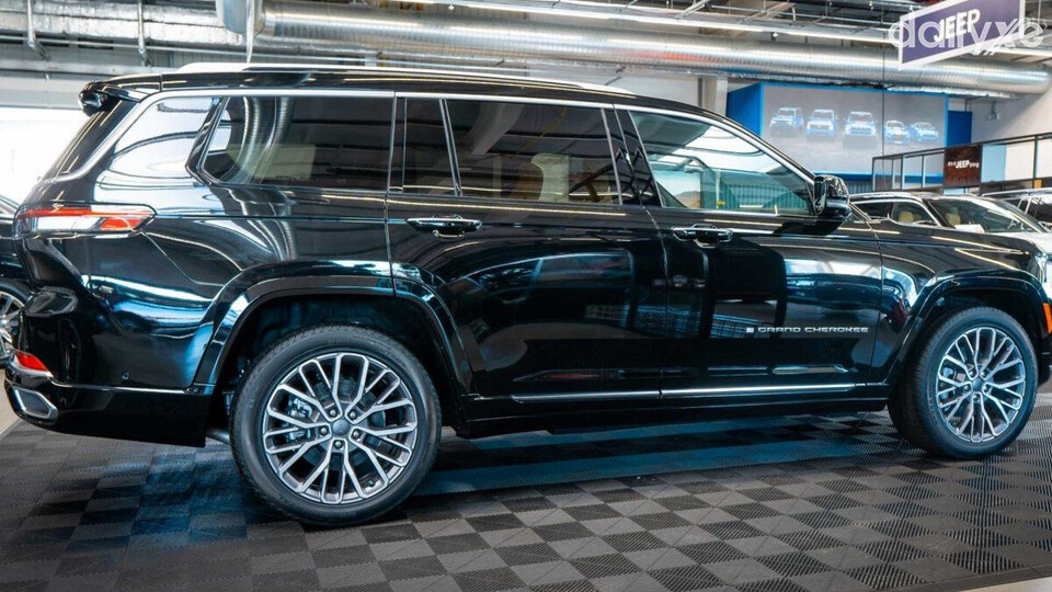 Thân xe thiết kế tinh tế và thanh lịch với các đường gân dập nổi kéo dài