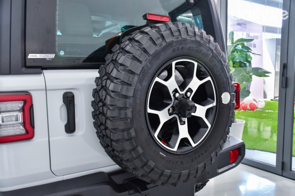 Gây chú ý lốp dự phòng được gắn ở đuôi xe