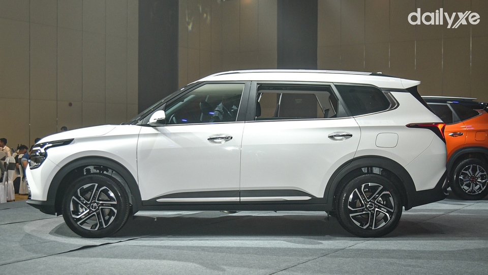 Thân xe KIA Carens toát lên vẻ vững chãi