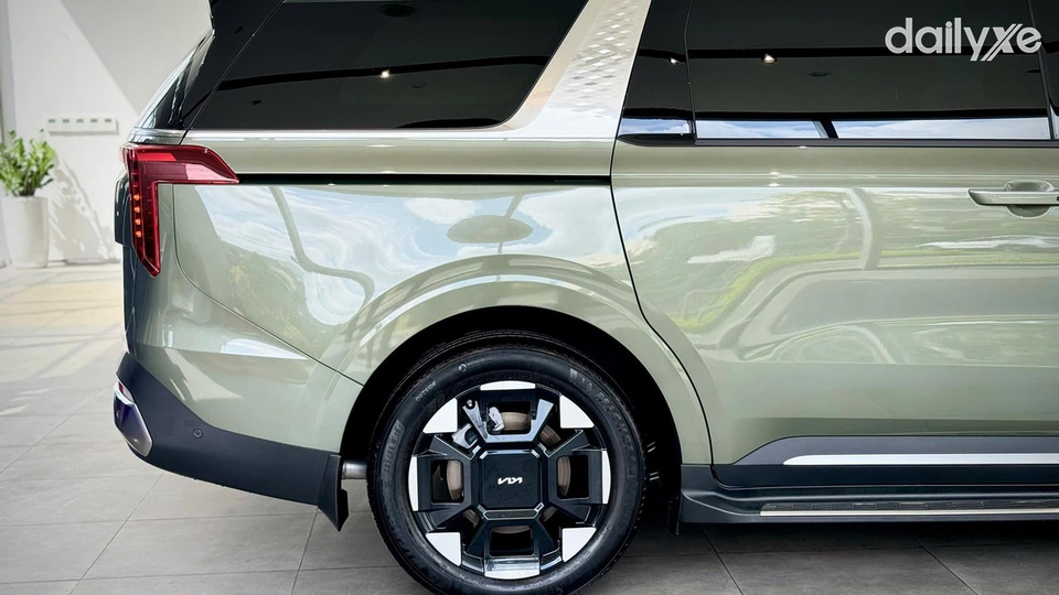 Thân xe có các đường gân dập nổi xuyên suốt