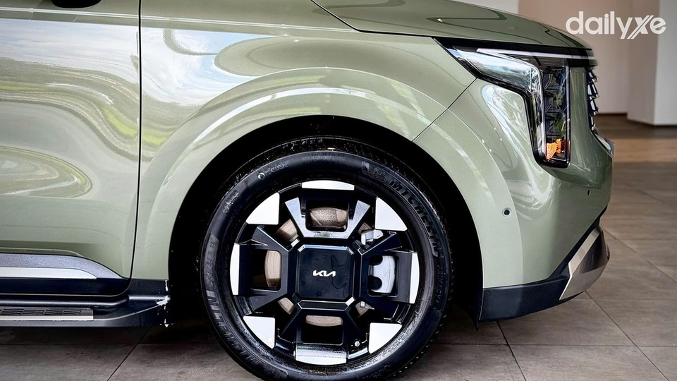 Mâm xe 19 inch thiết kế hình khối mạnh mẽ và thể thao