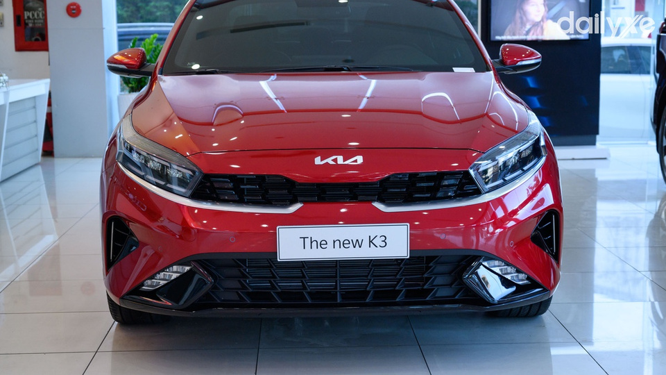 Đầu xe nổi bật với lưới tản nhiệt mũi hổ cách tân
