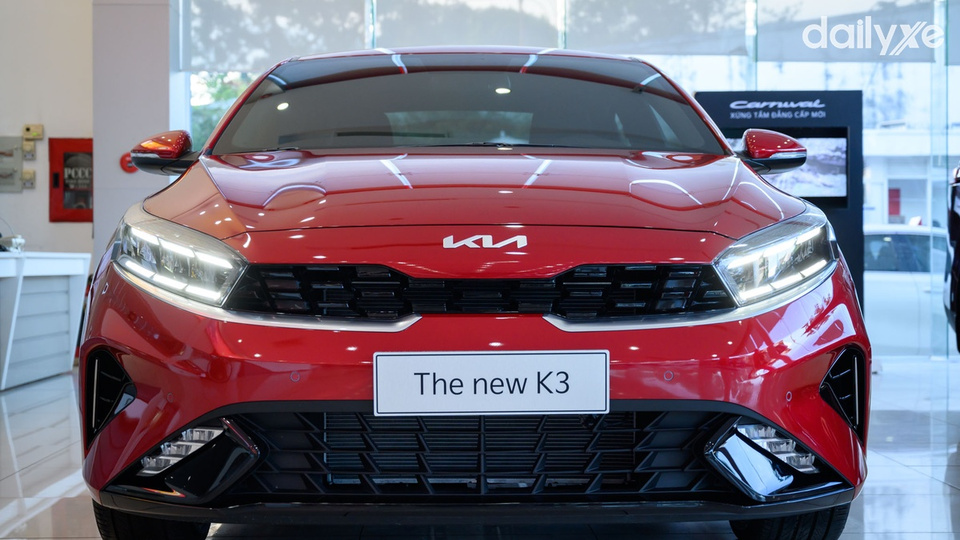 Đầu xe nổi bật với lưới tản nhiệt mũi hổ cách tân