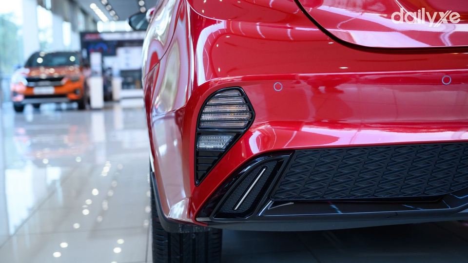 Cản sau sơn đen bóng kết hợp với lưới tản nhiệt sơn đỏ và viền đèn sương mù