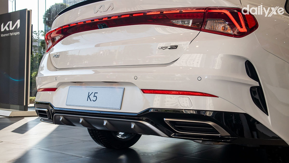 Xe sử dụng hệ thống ống xả kép có viền mạ crôm sáng bóng