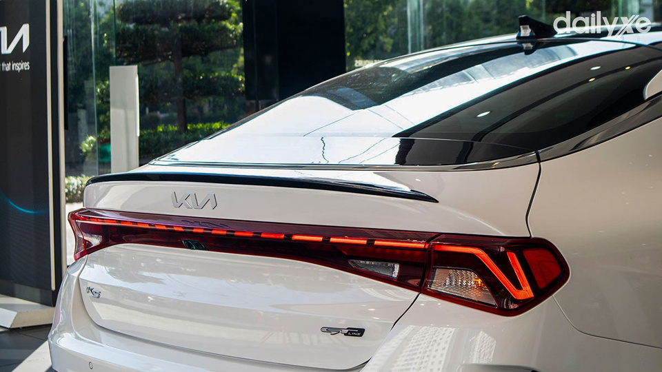 Đèn chiếu hậu kéo dài bắt mắt và đầy năng động