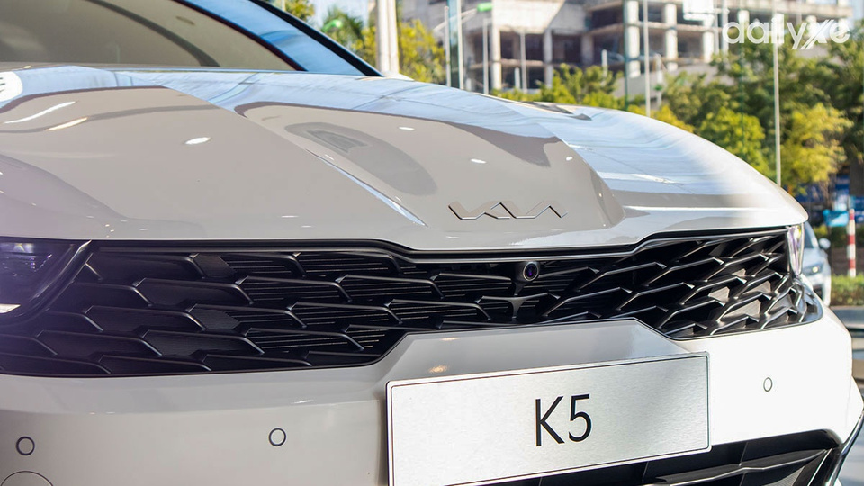 Lưới tản nhiệt mũi hổ mở rộng sang hai bên