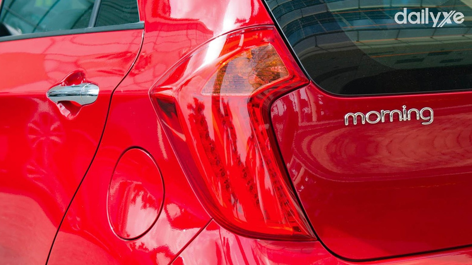 Đèn chiếu hậu bản lớn ôm trọn hai bên góc