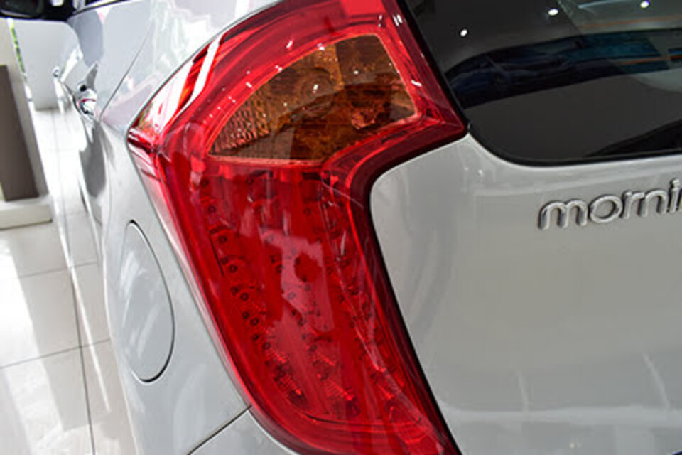 Đèn hậu thiết kế dọc thân xe sang trọng