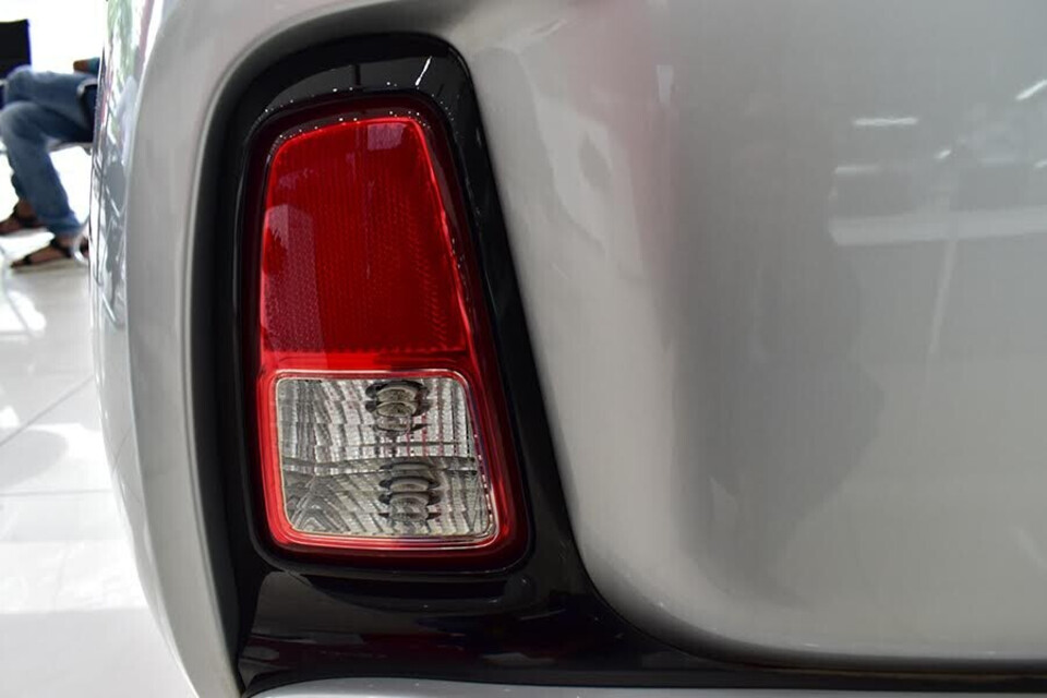 Đèn lùi thiết kế hình chữ nhật và cụm đèn hậu dạng LED 3 viền Đèn lùi thiết kế hình chữ nhật và cụm đèn hậu dạng LED 3 viền