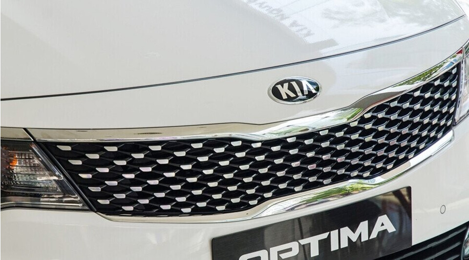 Lưới tản nhiệt dạng ma trận kim cương với viền mạ Chrome thời trang