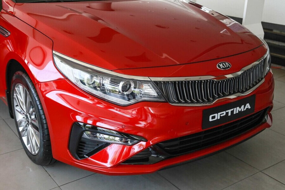 Lưới tản nhiệt được mạ crom sang trọng