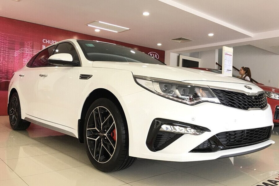 Lưới tản nhiệt được mạ crom sang trọng