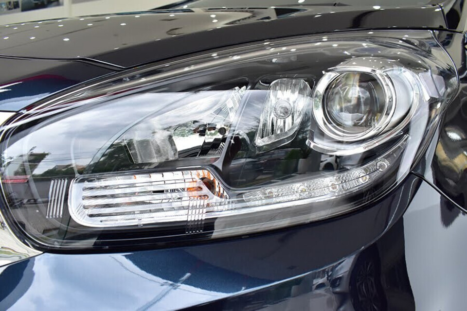 Hệ thống đèn pha hiện đại công nghệ Xenon Hệ thống đèn pha hiện đại công nghệ Xenon