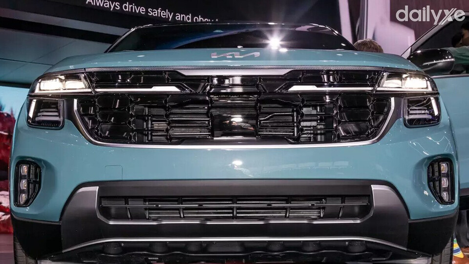 Lưới tản nhiệt dạng mũi hổ đặc trưng, viền crom sáng bóng