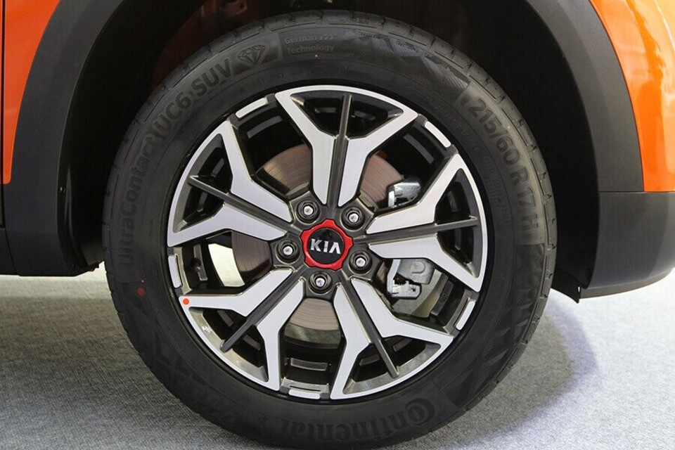 Mâm xe với thiết kế vằn vện mạnh mẽ