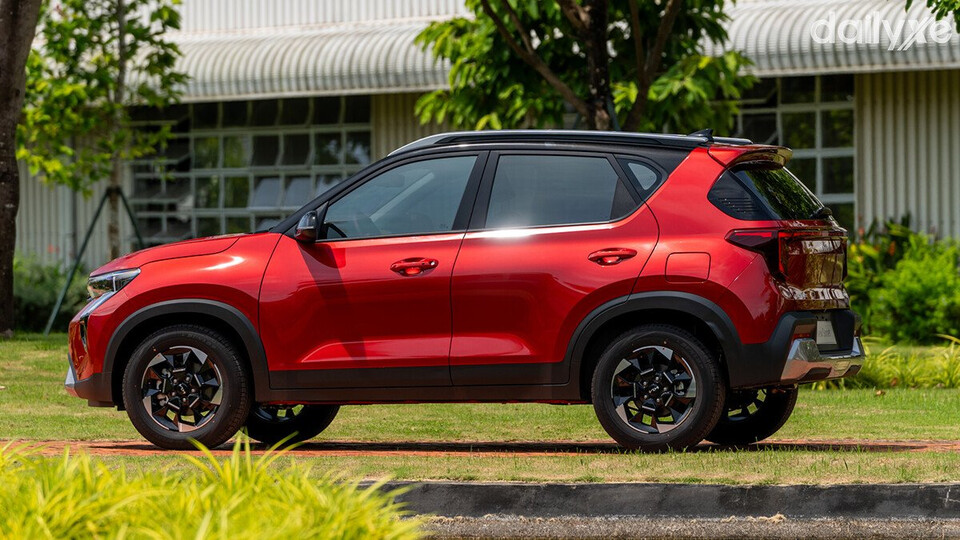 Các đường gân dập nổi kéo dài thân xe