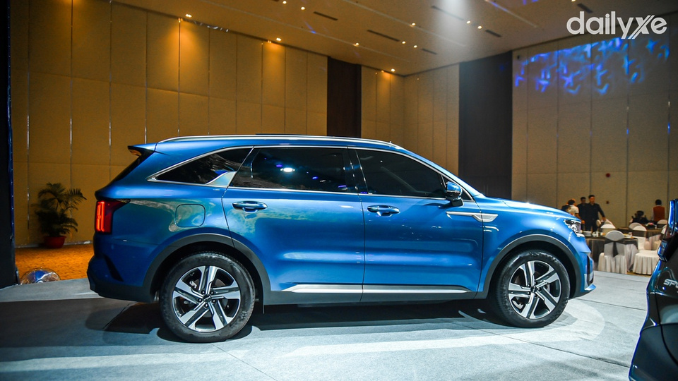 Thân xe uyển chuyển với các đường gân dập nổi kéo dài