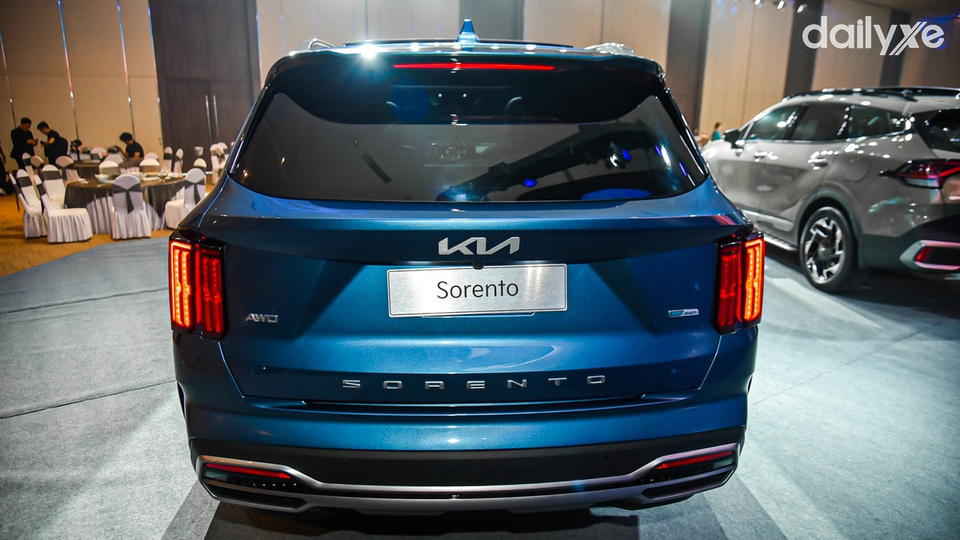 Đuôi xe bề thế, bo tròn các góc mềm mại