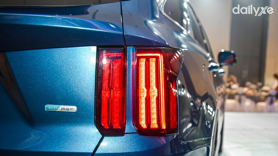 Đèn chiếu hậu thiết kế kiểu dọc độc đáo