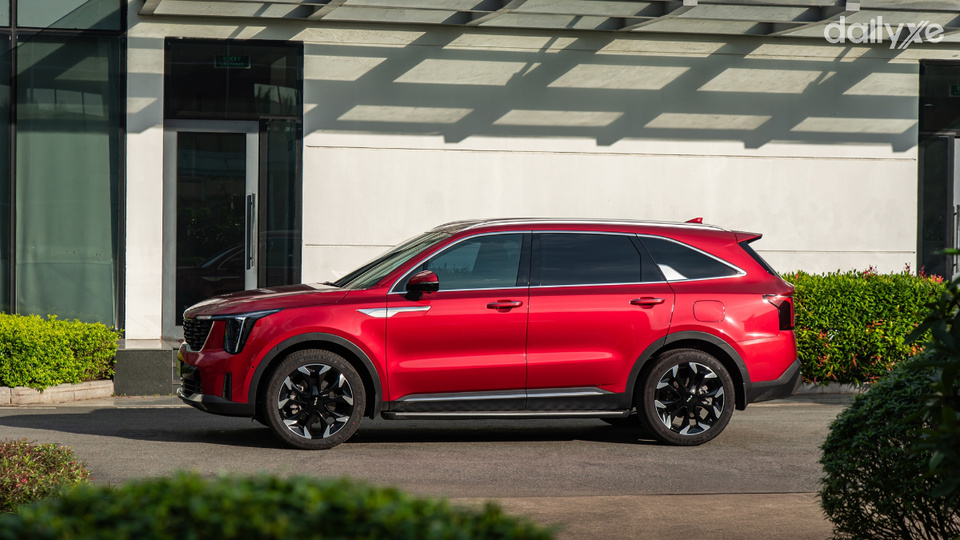 Thân xe uyển chuyển với các đường gân dập nổi kéo dài