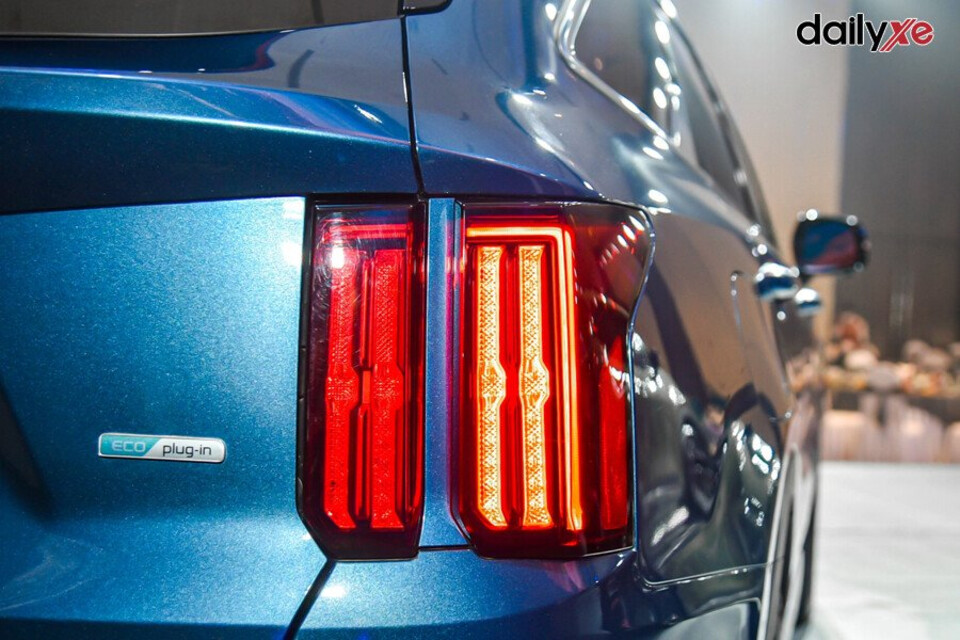 Cặp đèn hậu LED đặt dọc