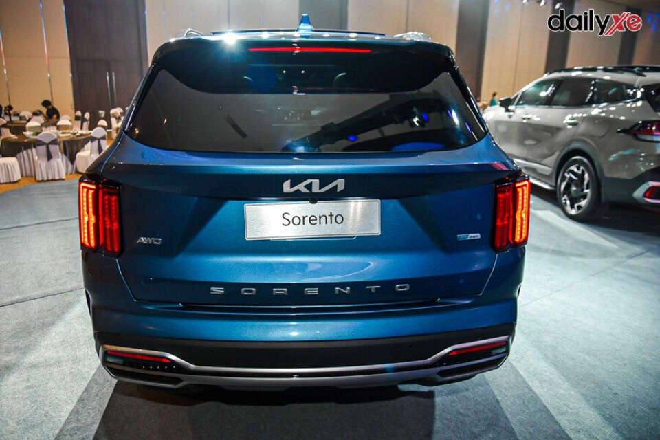 Cản sau ốp crom với cặp ống xả và đèn phản quang cân đối hai bên