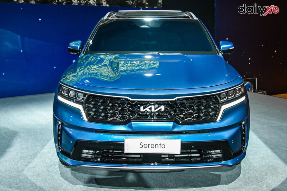 Lưới tản nhiệt hình mũi hổ quen thuộc nổi bật