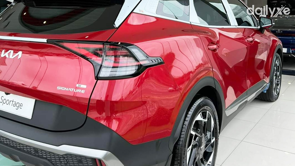 Cụm đèn hậu LED hình chữ C góc cạnh