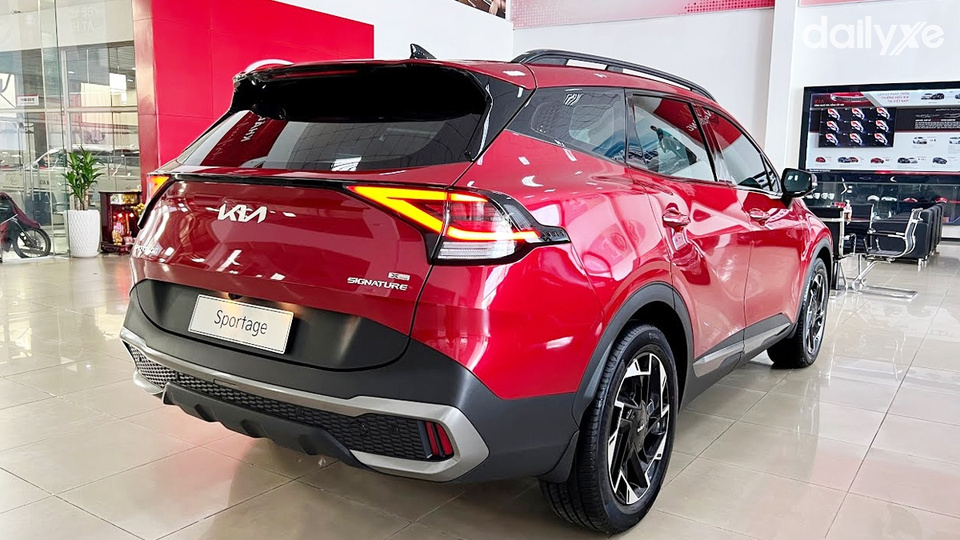 Đuôi xe tạo nên vẻ sang trọng kết hợp cản sau thiết kế tăng thêm vẻ thể thao, mạnh mẽ