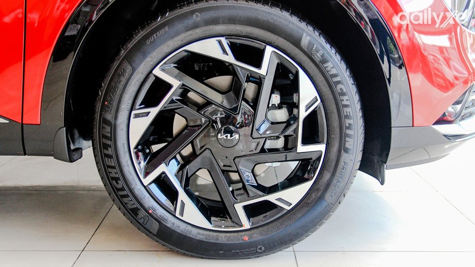 Mâm xe kích thước lớn đi kèm bộ lốp thương hiệu