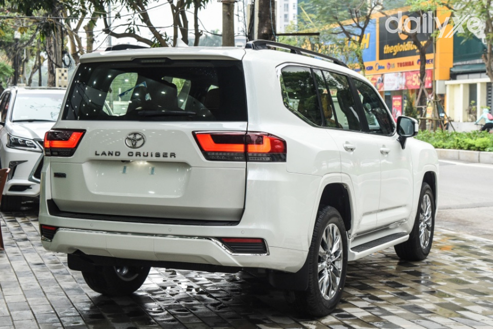 Đuôi xe hình khối mang dáng vẻ mạnh mẽ