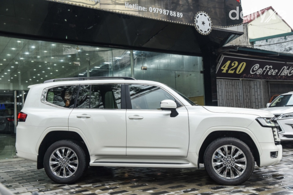 Thân xe khỏe khoắn bởi các đường gân dập nổi kéo dài