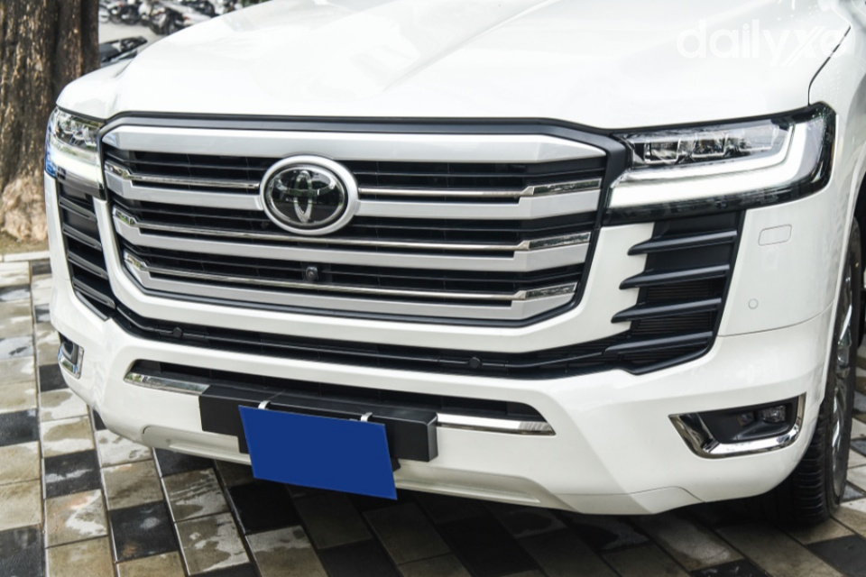 Đầu xe nổi bật lưới tản nhiệt bản lớn mạ bạc sáng bóng ấn tượng