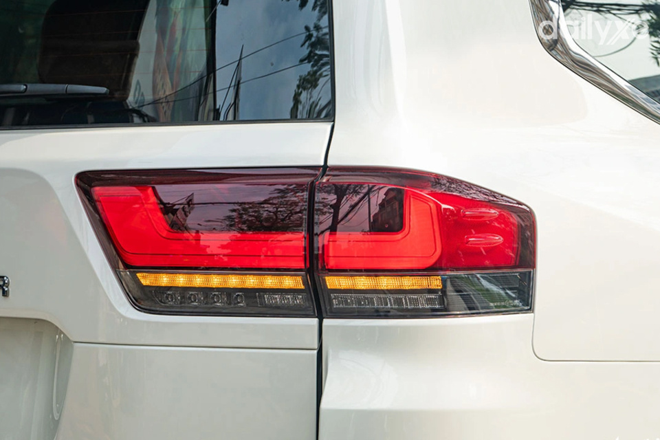 Đèn chiếu hậu thiết kế bản lớn ấn tượng