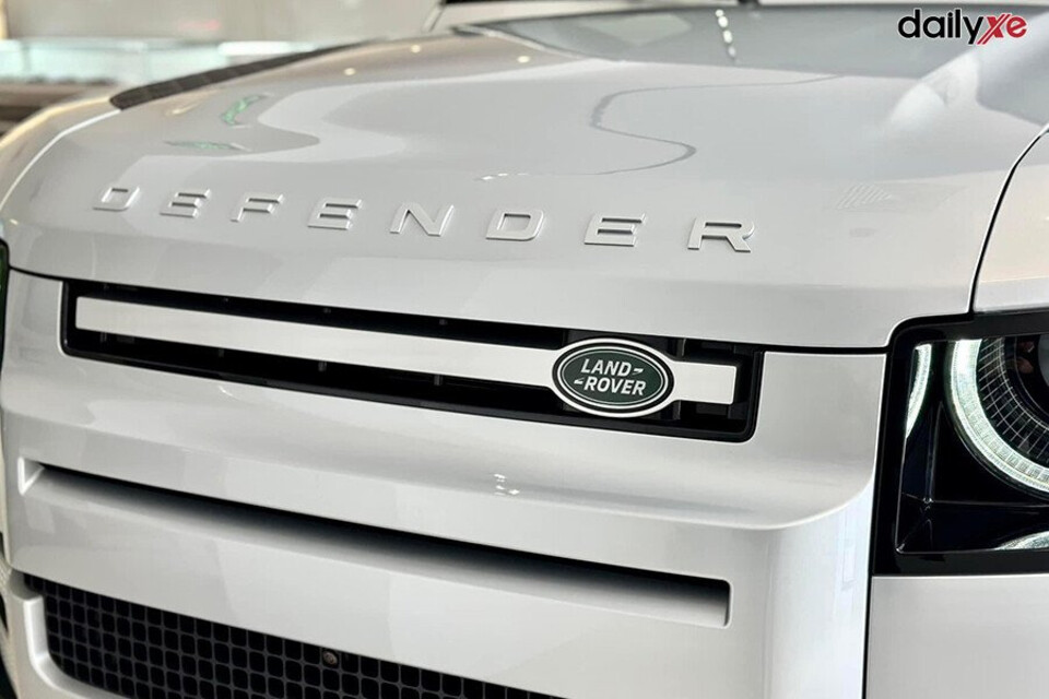 Nắp ca-pô của xe có phần gờ nhô cao