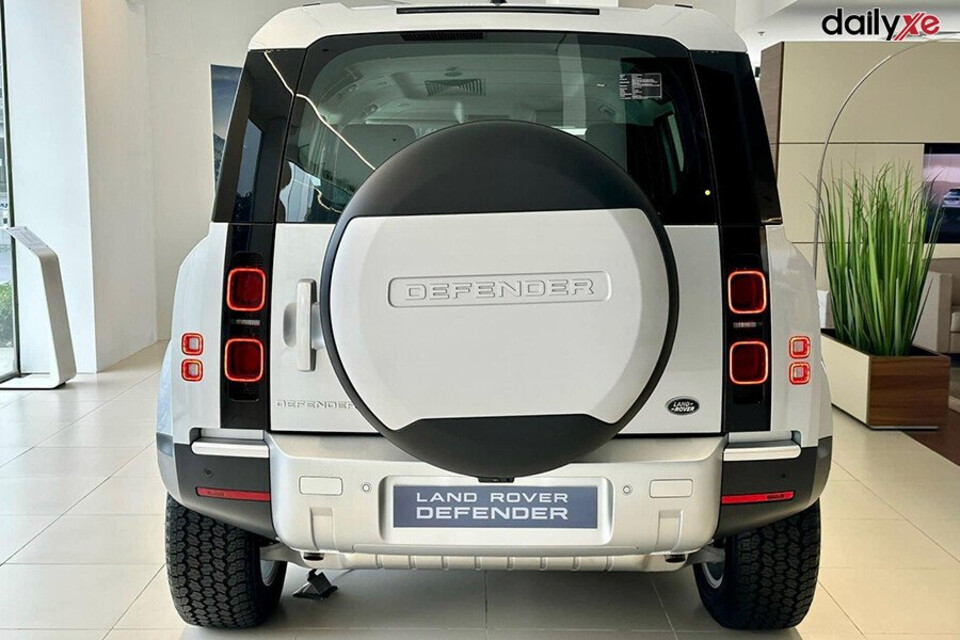 Đuôi xe gắn lốp dự phòng lớn