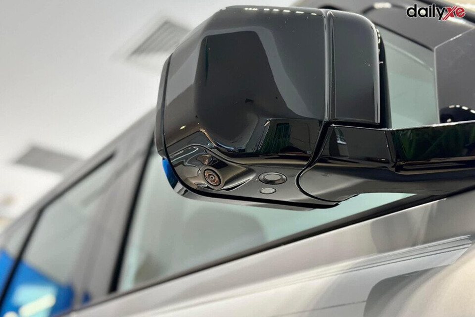 Gương chiếu hậu được sơn đen với nhiều chức năng