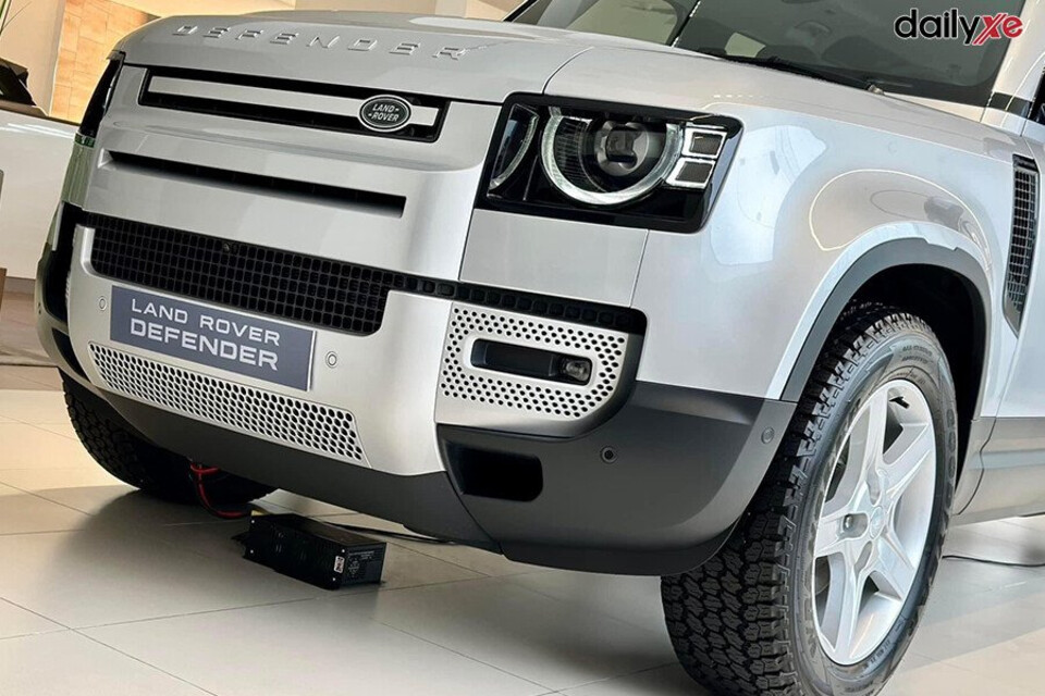 Đầu xe kết hợp lưới tản nhiệt được chạm trổ cứng cáp