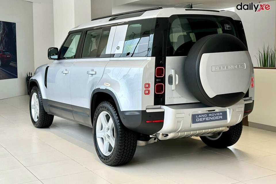 Đuôi xe được mở rộng hơn nhưng nhìn chung vẫn giữ hình dạng vuông vức đặc trưng của hãng xe Anh Quốc