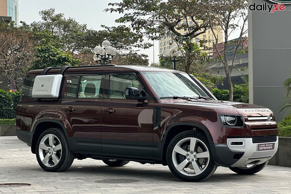 Land Rover Defender 130 vẫn sở hữu ngoại hình đặc trưng