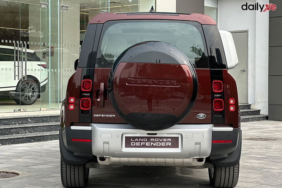 Lốp dự phòng được bọc lại gắn ở cửa sau đuôi xe và phong cách mở cửa ngang quen thuộc