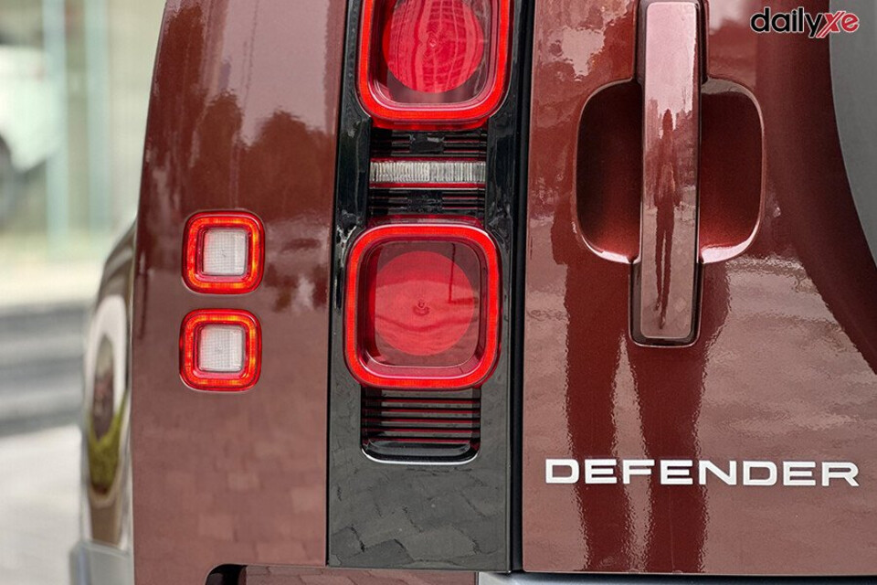 Cụm đèn hậu LED tạo nên từ 4 hình vuông