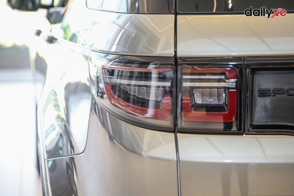 Cụm đèn hậu  thiết kế hình chữ C mới