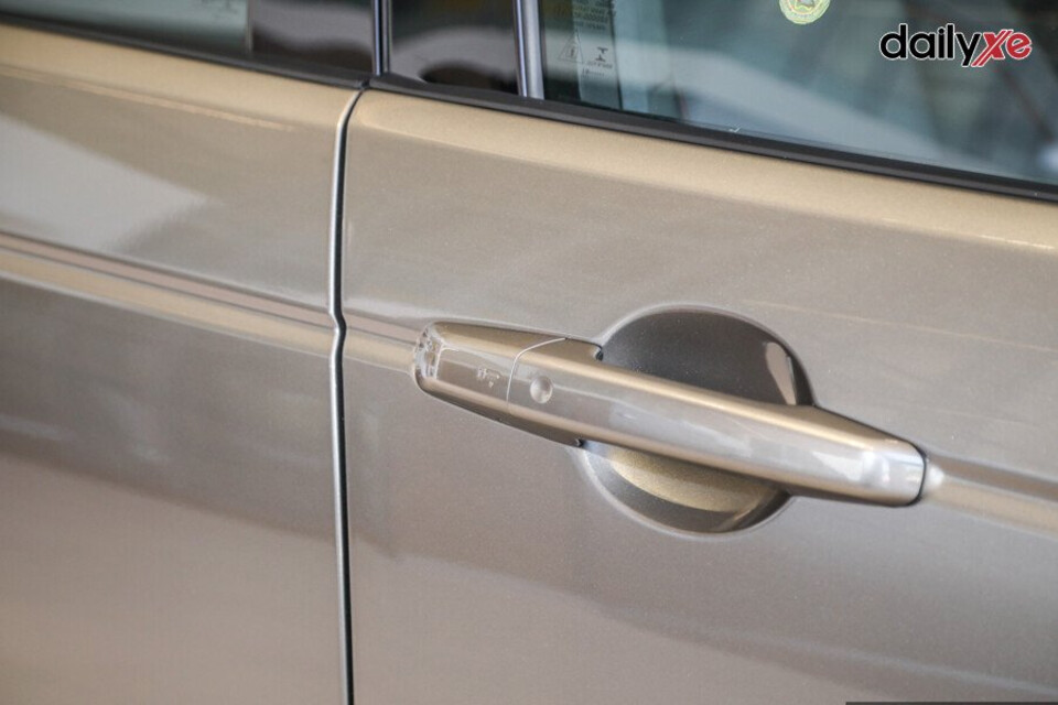 Tay nắm cửa sẽ cùng màu với thân xe