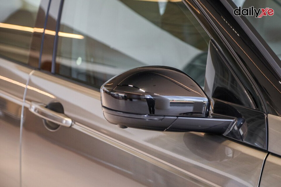 Gương chiếu hậu không cùng màu với thân xe, tích hợp nhiều chức năng