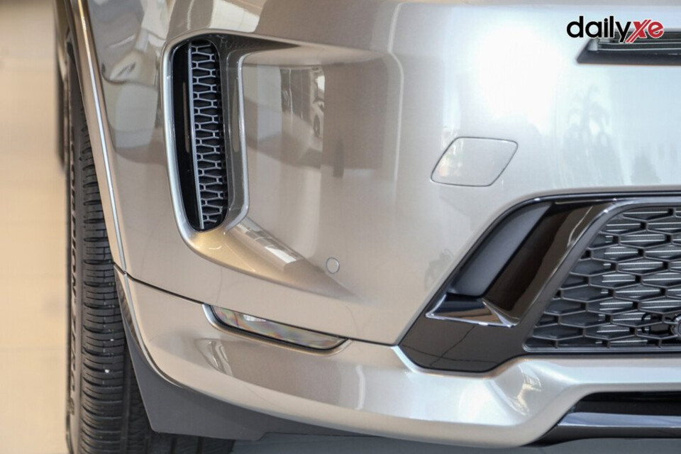 Hốc gió dọc hai bên đầu xe giúp khả năng thoát gió tối ưu