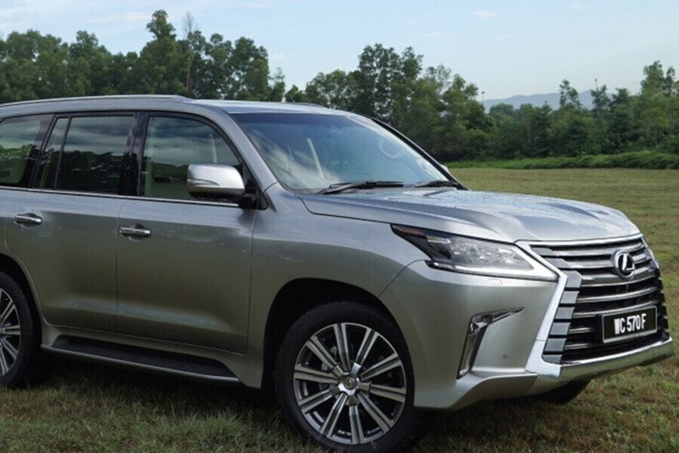 Ngoại thất vững chãi của một chiếc SUV sang trọng Ngoại thất vững chãi của một chiếc SUV sang trọng
