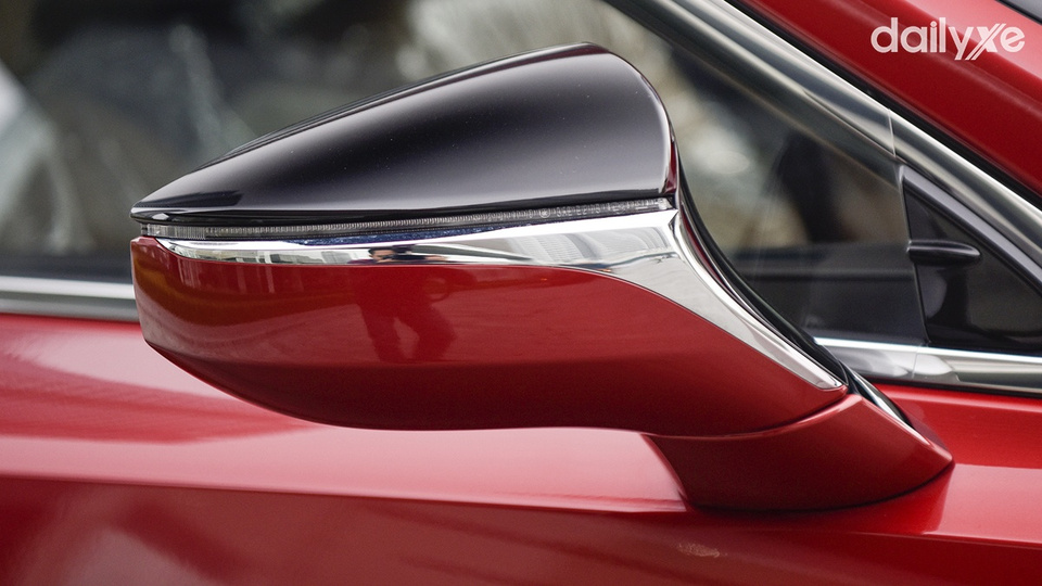 Gương chiếu hậu cùng màu thân xe, tích hợp nhiều tính năng hiện đại