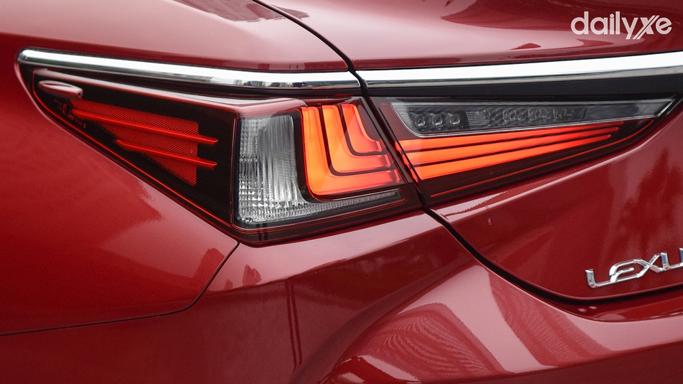 Lexus ES nổi bật với cặp đèn hậu LED hình chữ L